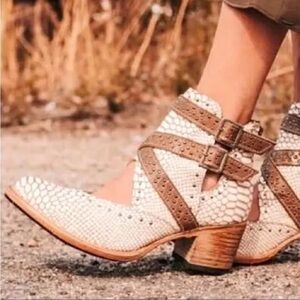 Freebird By Steven Saphire White snake Ankle Bootie Women's Size 8